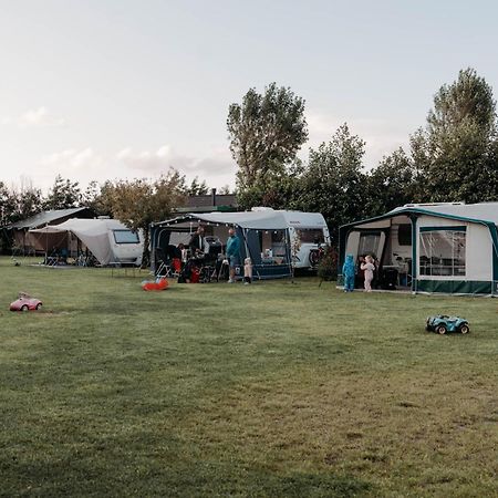 Breezand Camping De Tulpenweide Lege Kampeerplaats, Lege Plaats Op Het Gras Zonder Bed מראה חיצוני תמונה