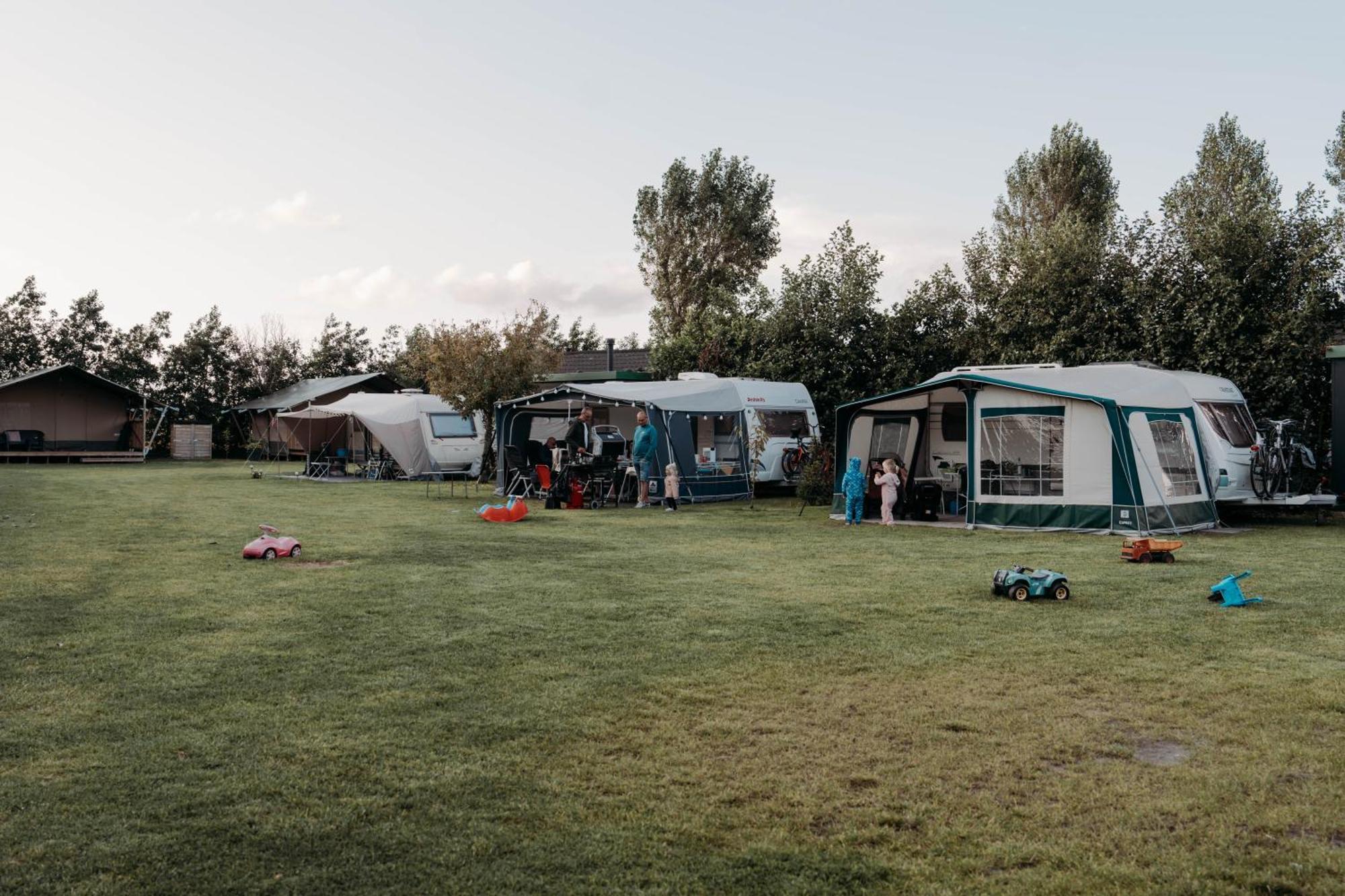 Breezand Camping De Tulpenweide Lege Kampeerplaats, Lege Plaats Op Het Gras Zonder Bed מראה חיצוני תמונה