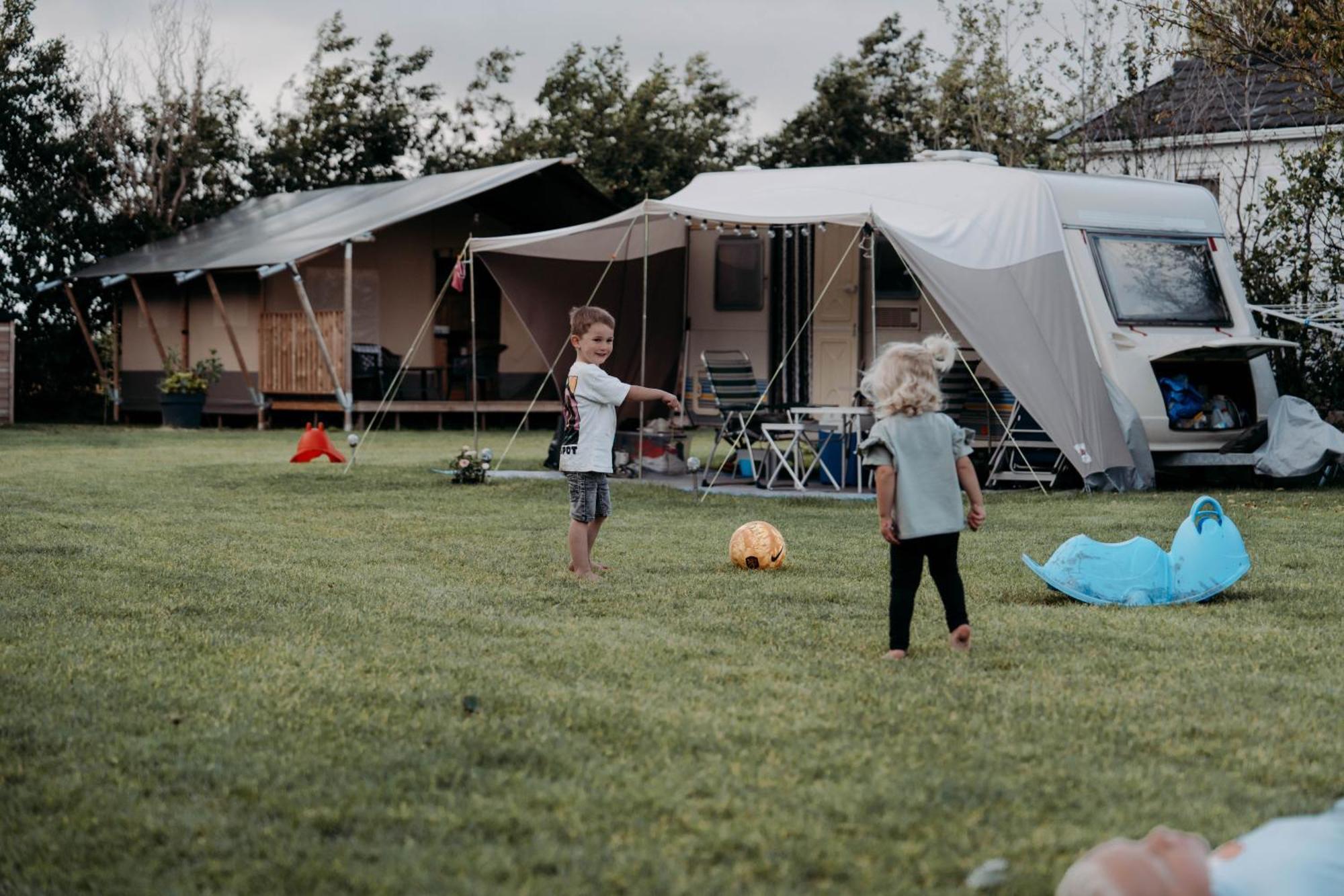 Breezand Camping De Tulpenweide Lege Kampeerplaats, Lege Plaats Op Het Gras Zonder Bed מראה חיצוני תמונה