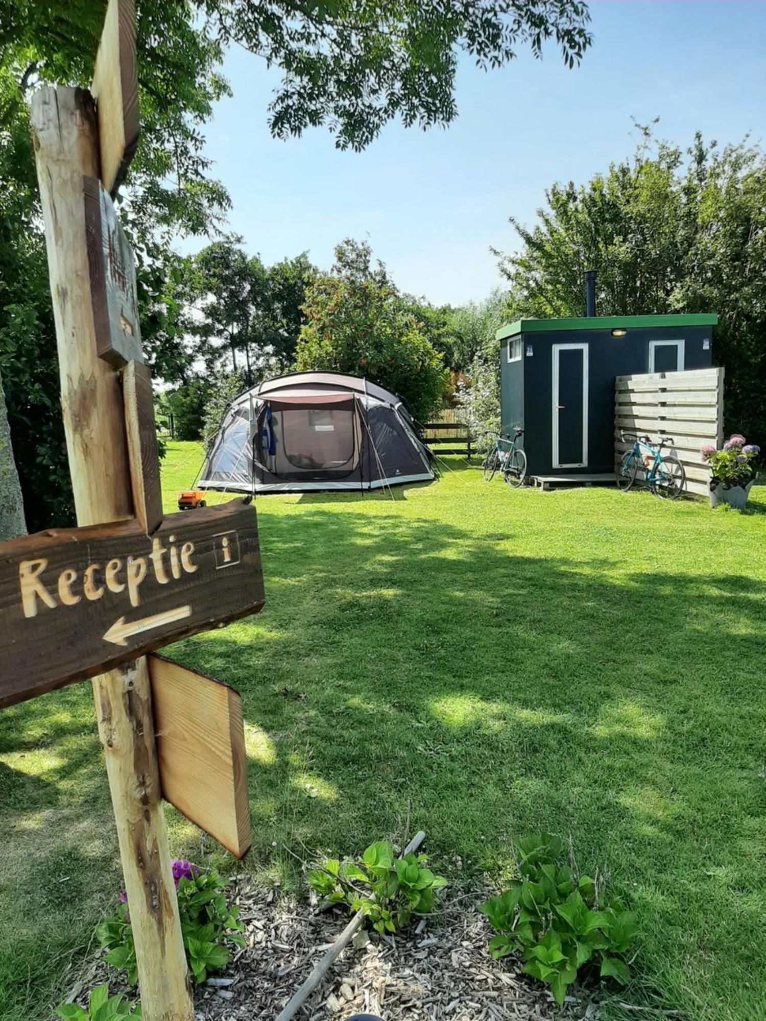 Breezand Camping De Tulpenweide Lege Kampeerplaats, Lege Plaats Op Het Gras Zonder Bed חדר תמונה