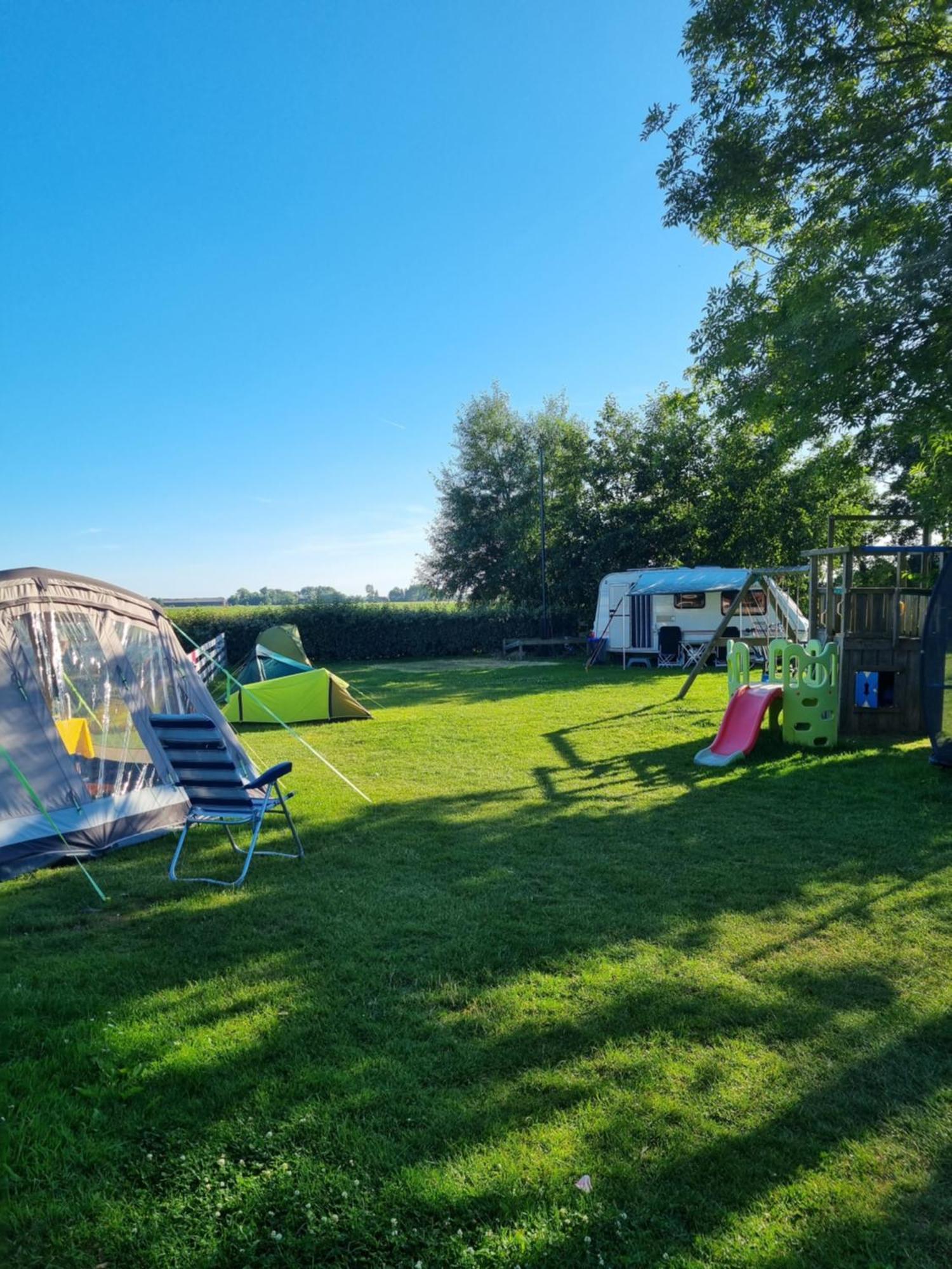 Breezand Camping De Tulpenweide Lege Kampeerplaats, Lege Plaats Op Het Gras Zonder Bed חדר תמונה