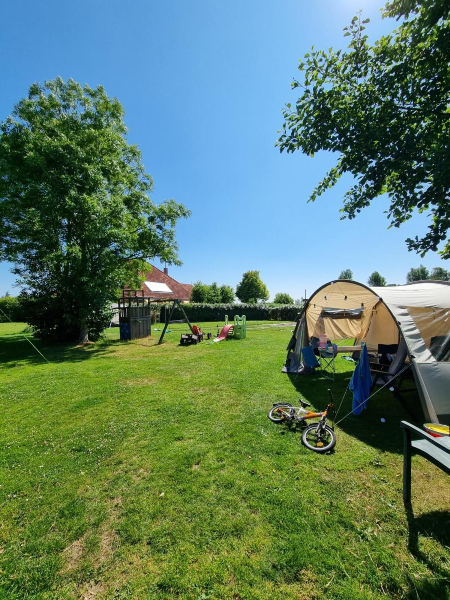 Breezand Camping De Tulpenweide Lege Kampeerplaats, Lege Plaats Op Het Gras Zonder Bed חדר תמונה