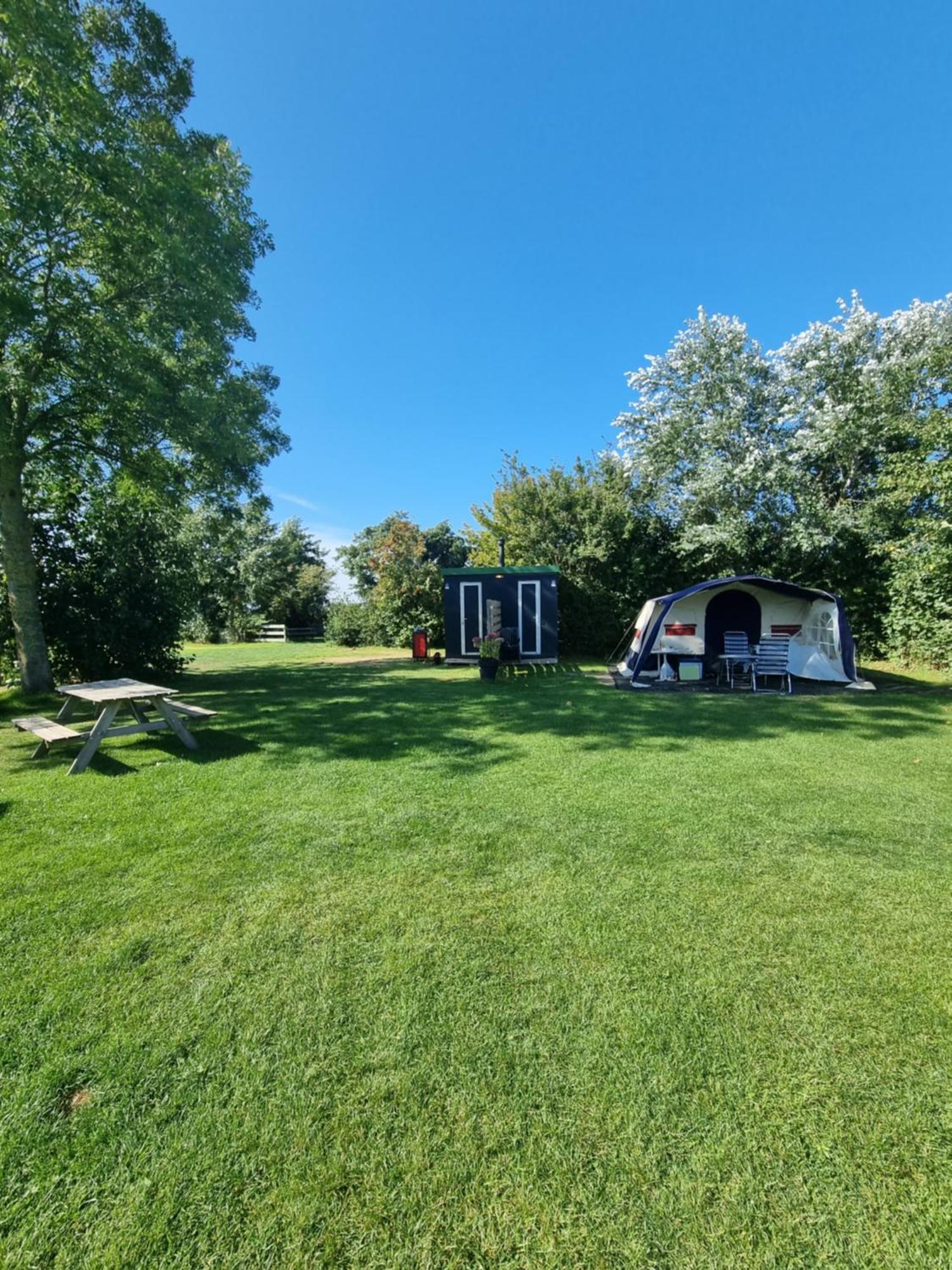 Breezand Camping De Tulpenweide Lege Kampeerplaats, Lege Plaats Op Het Gras Zonder Bed חדר תמונה